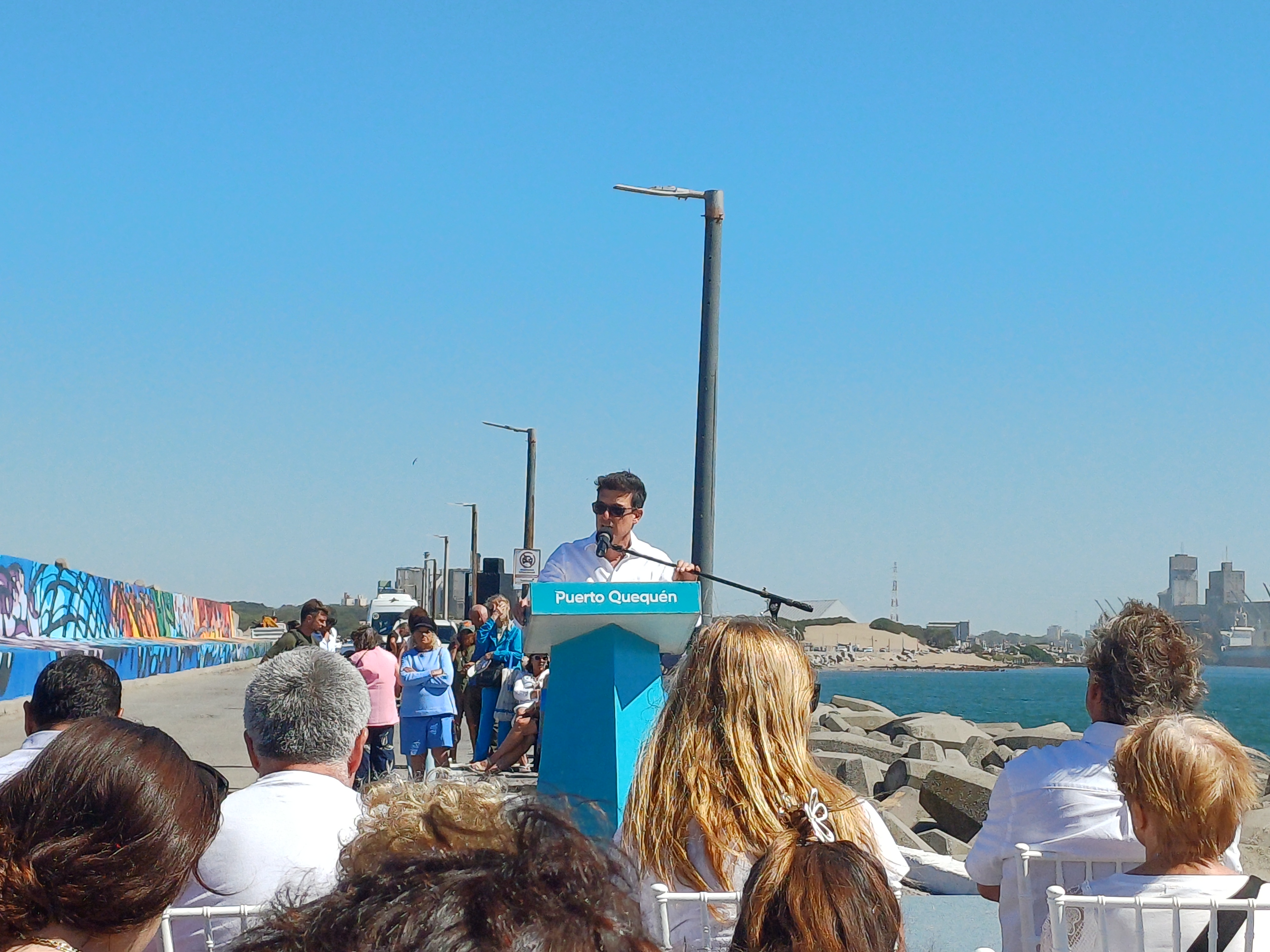 Restauración del mural "Reflejos" De Puerto Quequén