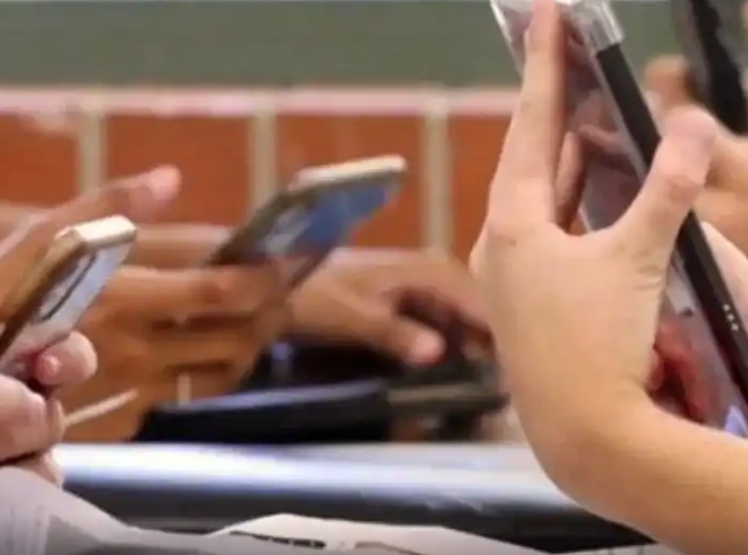 Vuelve a discutirse el uso de celulares en las escuelas