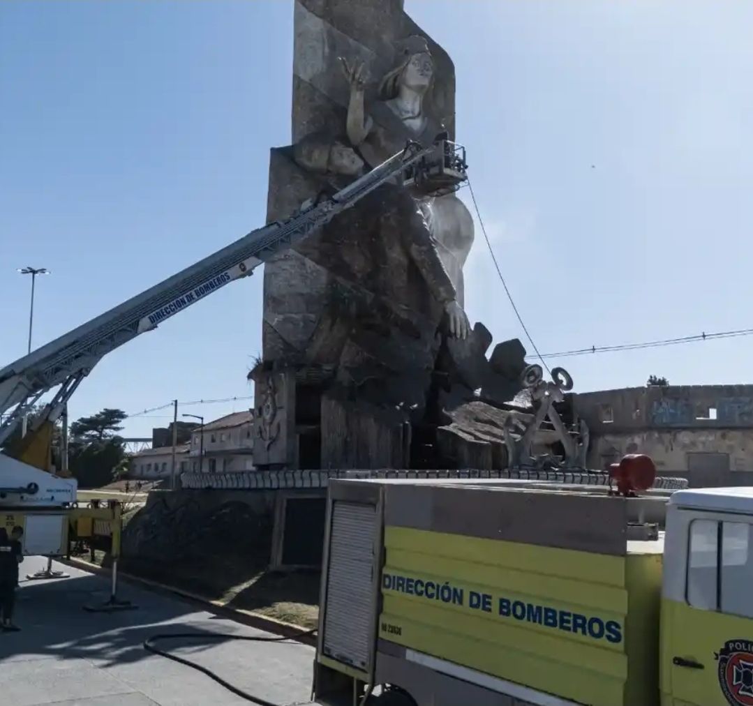 Bomberos realizaron hidrolavado del monumento a Malvinas, de cara al 2 de abril