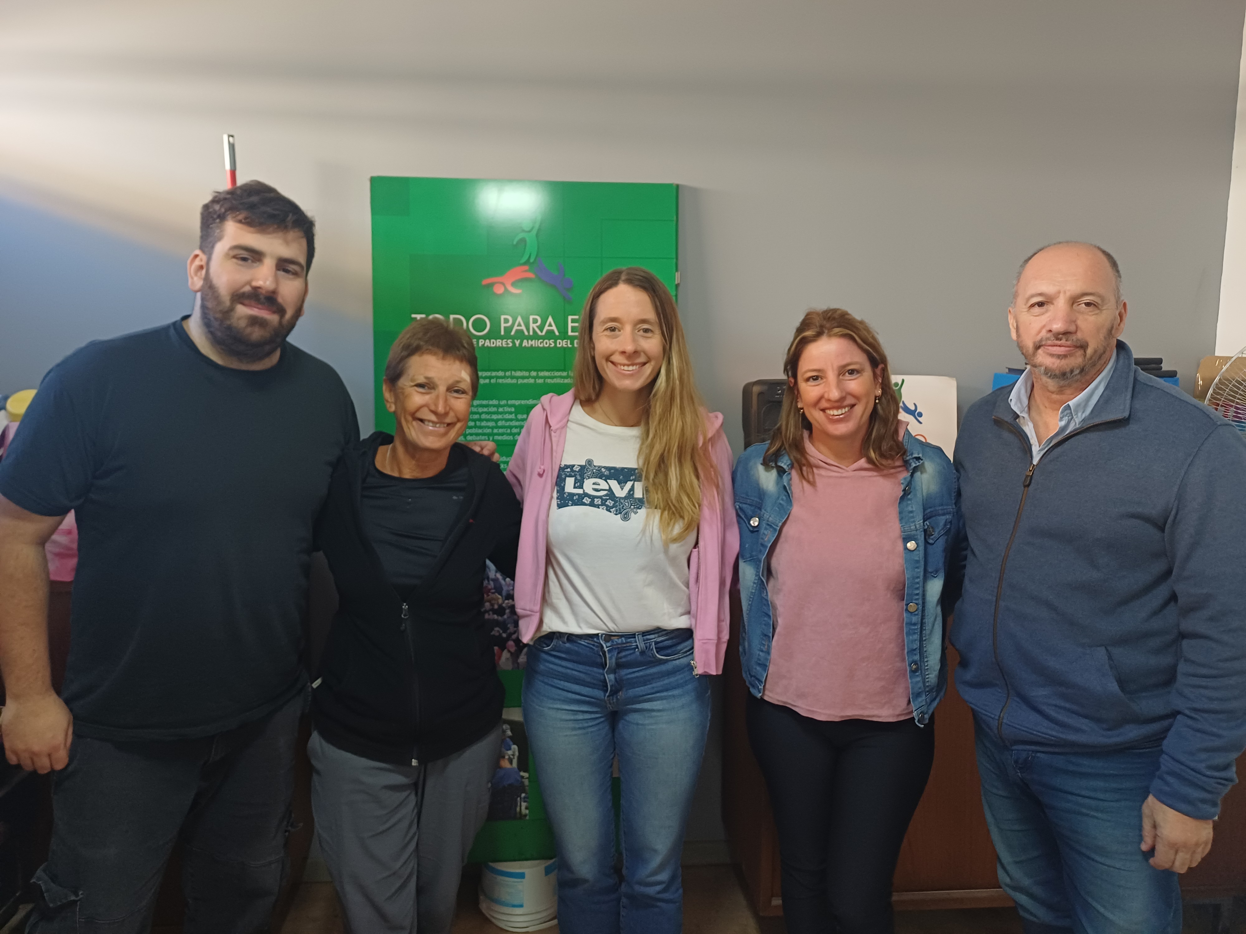 Tablero eléctrico en tareas de mantenimiento en todos para ellos